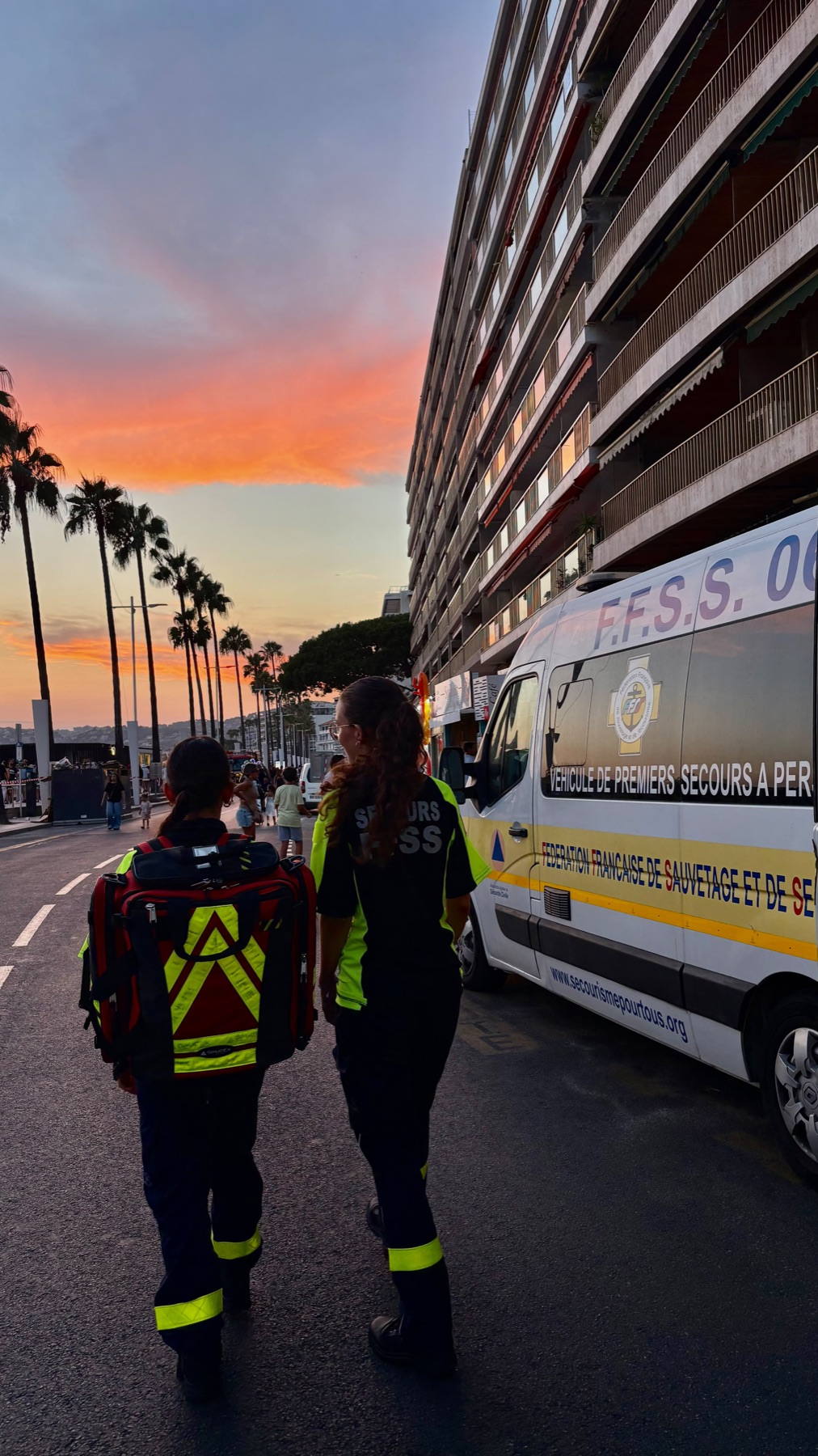 Deux secouristes de l'association, sac d'intervention au dos, rejoignant le véhicule de premiers secours en fin de dispositif.