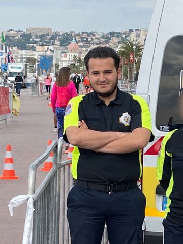 Anthony en tenue Secours FFSS, bras croisés, devant le véhicule de premiers secours sur la Promenade des Anglais.