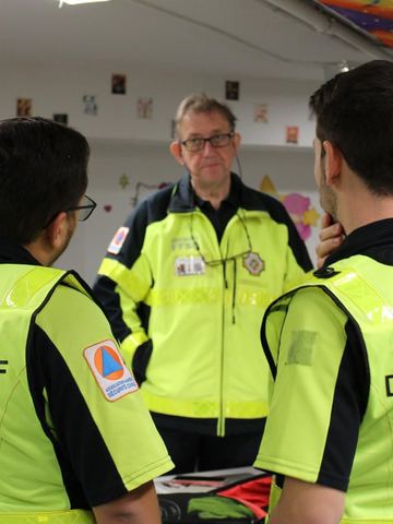 Raphael en tenue Secours FFSS, en salle, face à deux chefs de dispositif pendant une formation.